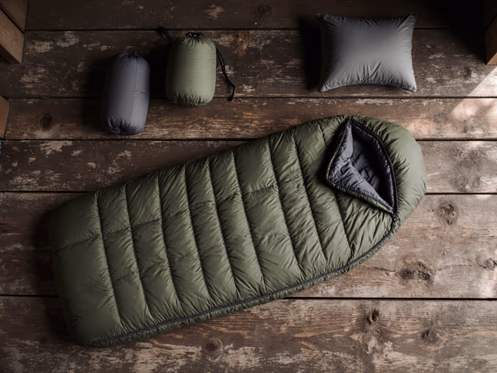 ultralight_sleeping_bag_on_appalachian_trail_shelter_floor